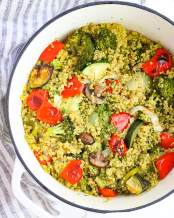Pot-of-quinoa-with-pesto-and-veggies